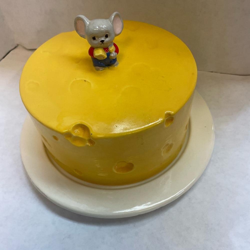 6” Yellow Cheese Shaped Ceramic with Mouse Figurine with 8” Ceramic Platter